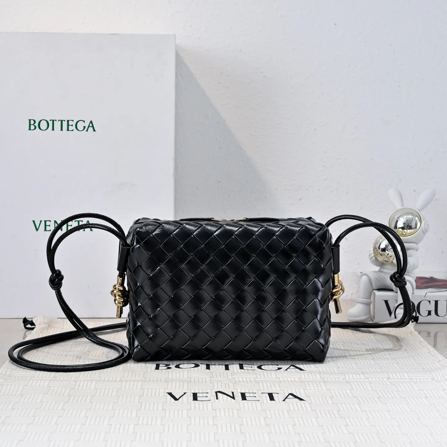 Batch 1660 𝗕𝗼𝘁𝘁𝗲𝗴𝗮 𝗩𝗲𝗻𝗲𝘁𝗮———— The latest version of the loop camera bag💥 from BV’s King of Cost-Effectiveness counter, large woven texture➕Ultra-high quality wax leather as always, with zippers, hardware decoration on both sides, adjustable drawstrings, it is especially suitable for the tummy💫It can hold anything, it is also very light, suitable🈴️for girls of all ages, size: 22*15*8cm, style number: 6126
